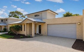 Central Townhouse For Six By Ready Set Stay